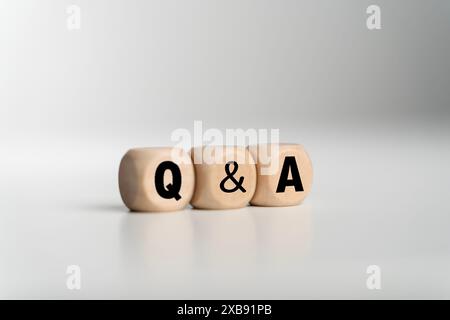 QA - acronimo da blocchi di legno con lettere, domande e risposte. Q e A - abbreviazione di blocchi di legno con lettere su fondo bianco Foto Stock