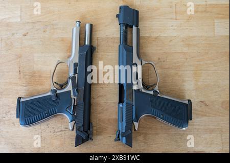 Un paio di classiche pistole polizia da 9 mm su un tavolo di legno Foto Stock