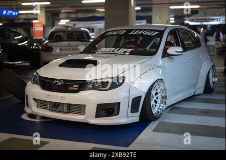 Una bella auto sportiva bianca di terza generazione Subaru Impreza WRX STI con un bodykit Foto Stock