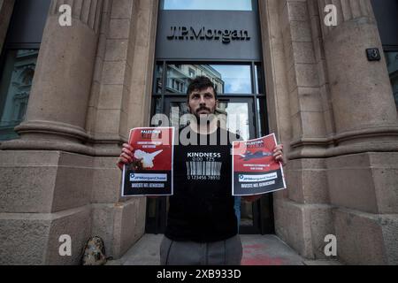 Palestina libera in collaborazione con ultima generazione organizza azione pro Palestina davanti alla sede della JP Morgan di via CordusioMilano, Italia - Cronaca Martedì, 11 giugno, 2024. (Foto di Marco otto/Lapresse) Palestina libera in collaborazione con ultima generazione organizza un'azione pro-Palestina di fronte alla sede centrale di JP Morgan in via Cordusio Milano, Italia - News martedì 11 giugno 2024. (Foto di Marco Ottico/Lapresse) Foto Stock