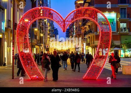 Decorazioni e luci adornano via sparano da Bari, Bari, Italia Foto Stock