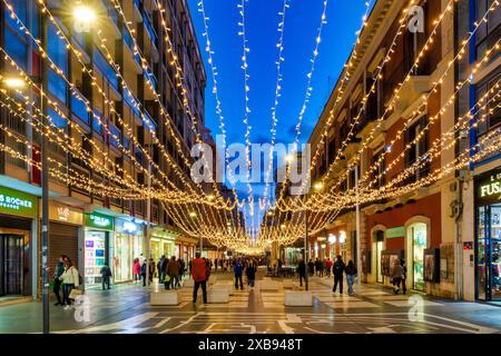 Decorazioni e luci adornano via sparano da Bari, Bari, Italia Foto Stock