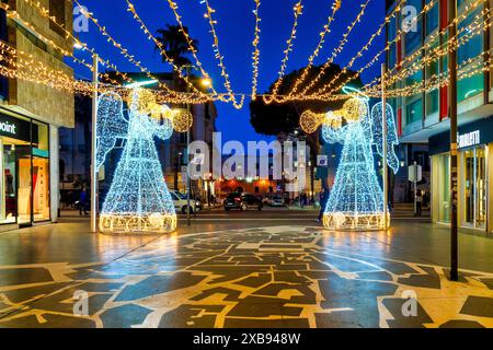 Decorazioni e luci adornano via sparano da Bari, Bari, Italia Foto Stock