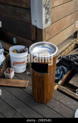 Un contenitore di rifiuti posto vicino ai secchi della casa Foto Stock