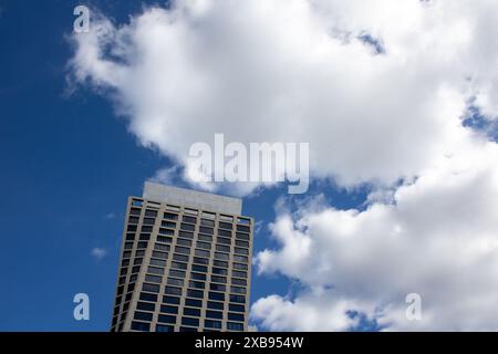 Due grattacieli che incorniciano una torre centrale nel paesaggio urbano Foto Stock