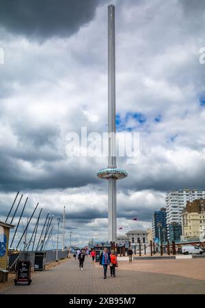 Le persone camminano vicino alla piattaforma panoramica dell'ascensore Brighton i360 sul lungomare di Brighton, East Sussex, Regno Unito Foto Stock