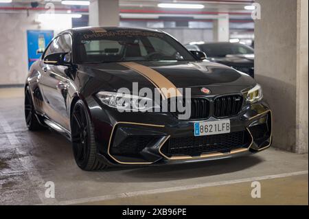 Impressionante auto sportiva tedesca, è una BMW m2 F87 nera con una striscia d'oro. Si tratta di un'auto predisposta per l'edizione 550 di Manhart MH2. Foto Stock