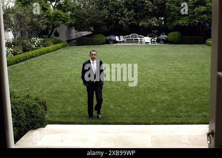 Il presidente Barack Obama cammina nel Rose Garden della Casa Bianca, 15 maggio 2009. Pete Souza, fotografo della Casa Bianca. Foto Stock