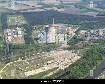 Anche questa centrale tedesca, Kernkraftwerk Lingen, è in fase di smantellamento. L'energia nucleare pulita non viene più generata in Germania. La fabbrica si trova sul fiume Eems, che fornisce l'acqua di raffreddamento. La vecchia centrale a gas RWE, anch'essa presente sul sito, è ora in fase di conversione in una fabbrica di idrogeno. ANP/ Hollandse Hoogte/ Aerovista Aerial Photography netherlands Out - belgium Out Foto Stock