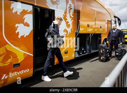 Rotterdam, Paesi Bassi. 11 giugno 2024. ROTTERDAM - Jerdy Schouten della nazionale olandese prima della partenza per la Germania. La selezione va a Wolfsburg per il campo di allenamento in vista del Campionato europeo di calcio. ANP SEM VAN DER WAL credito: ANP/Alamy Live News Foto Stock