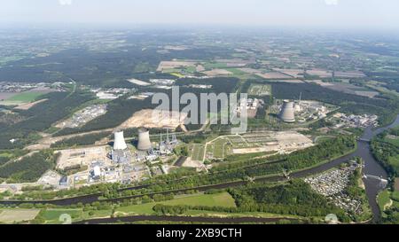 Anche questa centrale tedesca, Kernkraftwerk Lingen, è in fase di smantellamento. L'energia nucleare pulita non viene più generata in Germania. La fabbrica si trova sul fiume Eems, che fornisce l'acqua di raffreddamento. La vecchia centrale a gas RWE, anch'essa presente sul sito, è ora in fase di conversione in una fabbrica di idrogeno. ANP/ Hollandse Hoogte/ Aerovista Aerial Photography netherlands Out - belgium Out Foto Stock