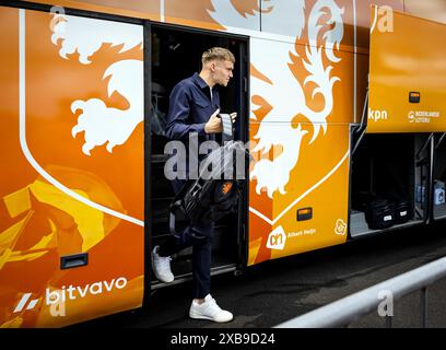 Rotterdam, Paesi Bassi. 11 giugno 2024. ROTTERDAM - Bart Verbruggen della nazionale olandese prima della partenza per la Germania. La selezione va a Wolfsburg per il campo di allenamento in vista del Campionato europeo di calcio. ANP SEM VAN DER WAL credito: ANP/Alamy Live News Foto Stock