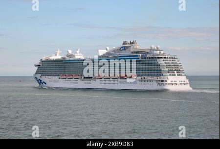 Una vista della Regal Princess, una nave da crociera di lusso, che lascia il porto di Portsmouth, Hampshire, Regno Unito, sabato 8 giugno 2024. Foto Stock