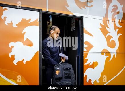 Rotterdam, Paesi Bassi. 11 giugno 2024. ROTTERDAM - Xavi Simons della nazionale olandese prima della partenza per la Germania. La selezione va a Wolfsburg per il campo di allenamento in vista del Campionato europeo di calcio. ANP SEM VAN DER WAL credito: ANP/Alamy Live News Foto Stock