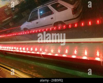 Vue sur une voiture blanche à partir d'un bar en Pologne Foto Stock