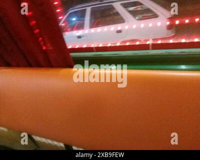 Vue sur une voiture blanche à partir d'un bar en Pologne Foto Stock