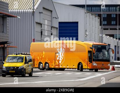 Rotterdam, Paesi Bassi. 11 giugno 2024. ROTTERDAM - l'autobus con la selezione della nazionale olandese prima della partenza per la Germania. La selezione va a Wolfsburg per il campo di allenamento in vista del Campionato europeo di calcio. ANP SEM VAN DER WAL credito: ANP/Alamy Live News Foto Stock