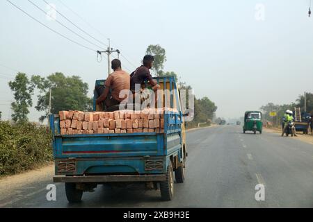 Trasporto di mattoni cotti al fango con camion, Bangladesh Foto Stock
