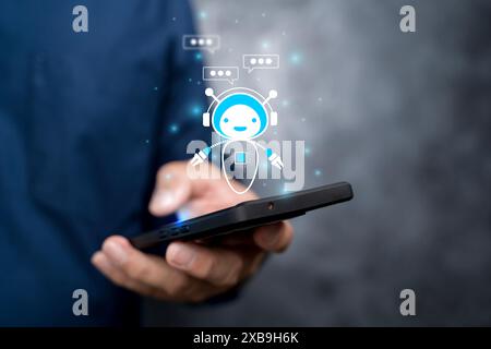 Chatbot digitale, applicazione bot Internet, assistente conversazione, intelligenza artificiale ai. Donna che utilizza uno smartphone cellulare che chatta con i clienti Foto Stock