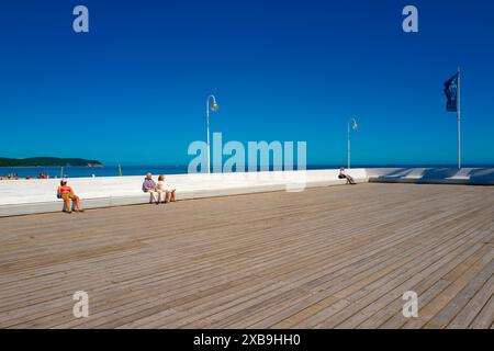 2022-06-05 persone che prendono il sole al molo di legno in Polonia, Sopot Foto Stock