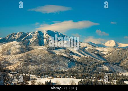 Cima innevata della città dei Tatari in Polonia Foto Stock
