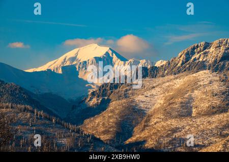 Cima innevata della città dei Tatari in Polonia Foto Stock