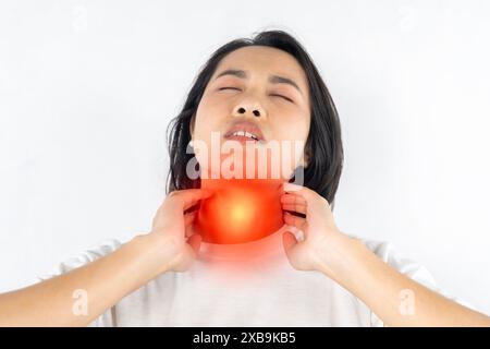 Mal di gola. Primo piano bella donna mani e collo. Dolore alla gola. Giovane donna che tocca il collo doloroso, mal di gola nella stagione influenzale. Foto Stock