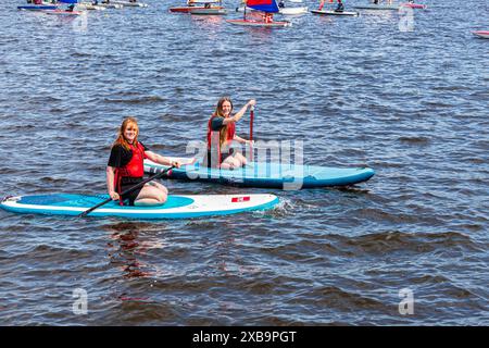 Due adolescenti sorridenti pagaiatrici al Hollingworth Lake Sailing Club vicino a Littleborough, Greater Manchester, Inghilterra Regno Unito Foto Stock