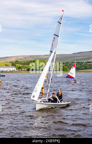 Due ragazze adolescenti in una barca a vela al Hollingworth Lake Sailing Club vicino a Littleborough, Greater Manchester, Inghilterra, Regno Unito Foto Stock