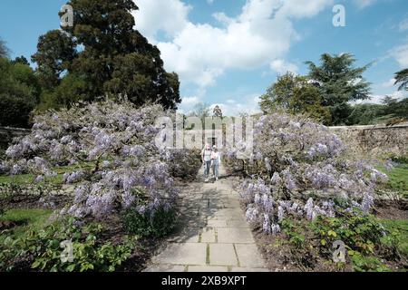 Visitatori nei giardini di Chartwell, casa di Sir Winston Churchill nel Kent, in primavera Foto Stock