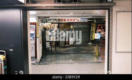 Tokyo - 2024 maggio 20: Centro commerciale sotterraneo Asakusa. È stato costruito nel 1955, Asakusa Underground Mall è diventato il terzo edificio di questo tipo Foto Stock