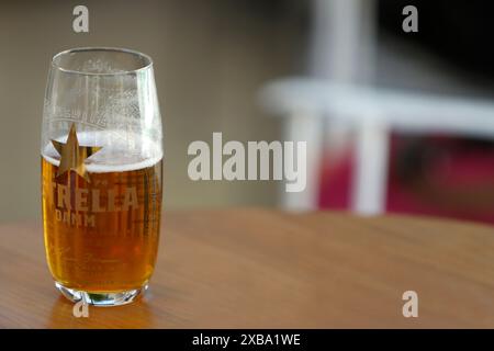 birra stellata sul tavolo durante l'evento a madrid in spagna il 31 maggio 2024 Foto Stock