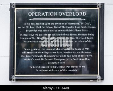 Cartello dell'operazione Overlord che descrive il coinvolgimento della Golden Lion Public House nel villaggio di Southwick durante gli eventi che hanno portato al D-Day. Foto Stock