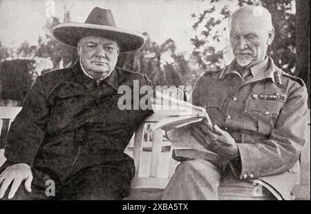 L'incontro in Medio Oriente nel 1942, tra Winston Churchill e il generale Smuts, che gli presentò il cappello che si vede indossare. Sir Winston Leonard Spencer-Churchill, 1874 – 1965. Politico britannico, ufficiale dell'esercito, scrittore e due volte primo ministro del Regno Unito. Feldmaresciallo Jan Christian Smuts, 1870 – 1950. Statista sudafricano, leader militare, filosofo e due volte primo ministro dell'Unione sudafricana. Dal terzo anno di War in Pictures Foto Stock