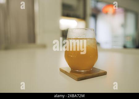 Tè Kombucha freddo sul tavolo Foto Stock