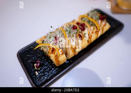 La frittata arrotolata in stile giapponese con scorza di yuzu di agrumi ha un gusto rinfrescante Foto Stock