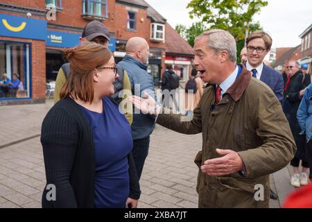 Il leader della riforma del Regno Unito Nigel Farage ad Ashfield, Nottinghamshire, mentre si trovava sulla pista della campagna elettorale generale. Data foto: Martedì 11 giugno 2024. Foto Stock