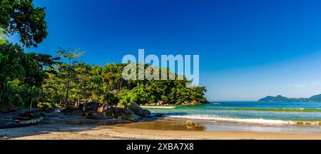 Spiaggia di Castelhanos con mare, foresta e montagne sull'isola di Ilhabela a San Paolo Foto Stock