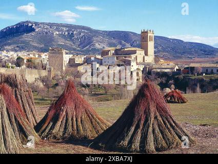 Pacchetti di vimini e vista del villaggio. Priego, provincia di Cuenca, Castilla la Mancha, Spagna. Foto Stock