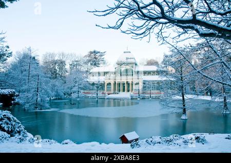 Palacio de Cristal innevato. Parco El Retiro, Madrid, Spagna. Foto Stock