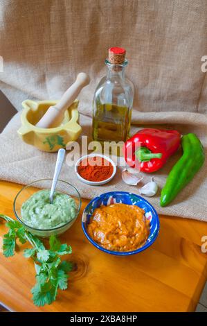 Mojo verde e mojo rosso con ingredienti. Isole Canarie, Spagna. Foto Stock