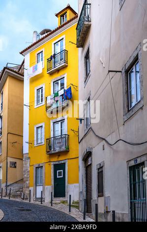 La facciata di un vecchio edificio con una stoffa nel balcone. Foto Stock
