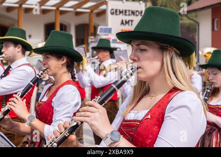 AUSTRIA, DORFGASTEIN - 1 mai, 2024: Giovane donna che suona il clarinetto in una banda tradizionale durante una sfilata estiva Foto Stock