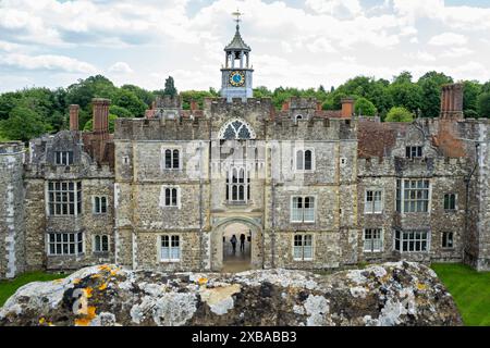 Knole House e i giardini vicino a Sevenoaks nel Kent. Originariamente costruito come Palazzo Arcivescovile, è anche famoso per la sua mandria di cervi selvaggia, ma amichevole. Foto Stock