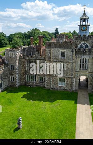 Knole House e i giardini vicino a Sevenoaks nel Kent. Originariamente costruito come Palazzo Arcivescovile, è anche famoso per la sua mandria di cervi selvaggia, ma amichevole. Foto Stock