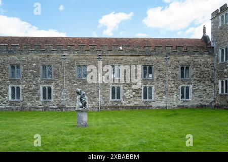 Knole House e i giardini vicino a Sevenoaks nel Kent. Originariamente costruito come Palazzo Arcivescovile, è anche famoso per la sua mandria di cervi selvaggia, ma amichevole. Foto Stock