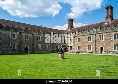 Knole House e i giardini vicino a Sevenoaks nel Kent. Originariamente costruito come Palazzo Arcivescovile, è anche famoso per la sua mandria di cervi selvaggia, ma amichevole. Foto Stock