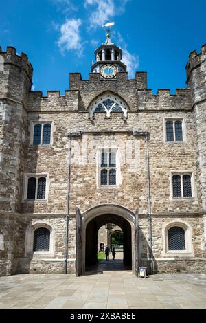 Knole House e i giardini vicino a Sevenoaks nel Kent. Originariamente costruito come Palazzo Arcivescovile, è anche famoso per la sua mandria di cervi selvaggia, ma amichevole. Foto Stock