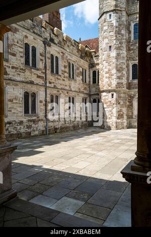 Knole House e i giardini vicino a Sevenoaks nel Kent. Originariamente costruito come Palazzo Arcivescovile, è anche famoso per la sua mandria di cervi selvaggia, ma amichevole. Foto Stock