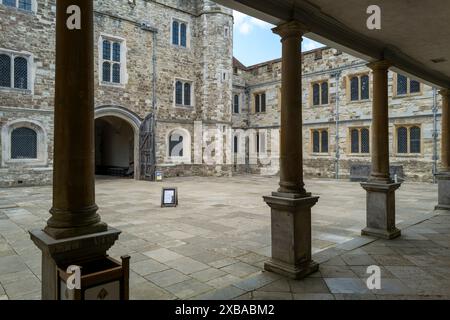 Knole House e i giardini vicino a Sevenoaks nel Kent. Originariamente costruito come Palazzo Arcivescovile, è anche famoso per la sua mandria di cervi selvaggia, ma amichevole. Foto Stock